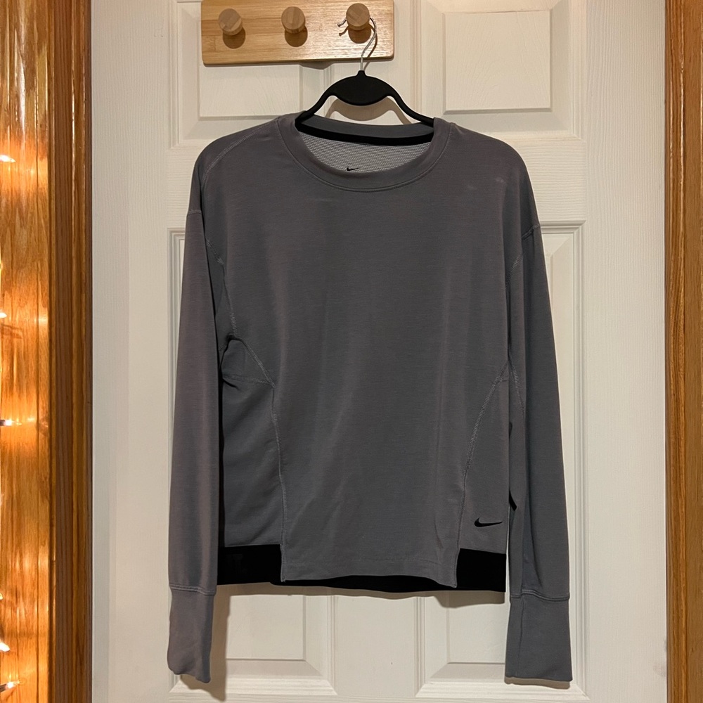 Semi cropped Nike long sleeve.